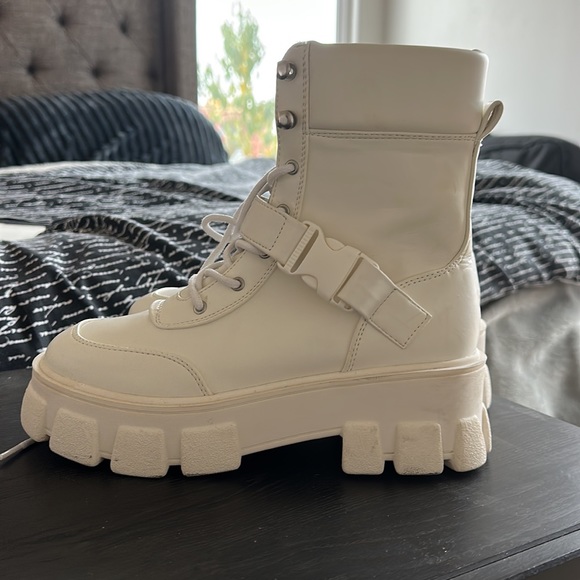 BRAND NEW FOREVER 21 WHITE COMBAT STYLISH BOOTS! - Picture 3 of 16
